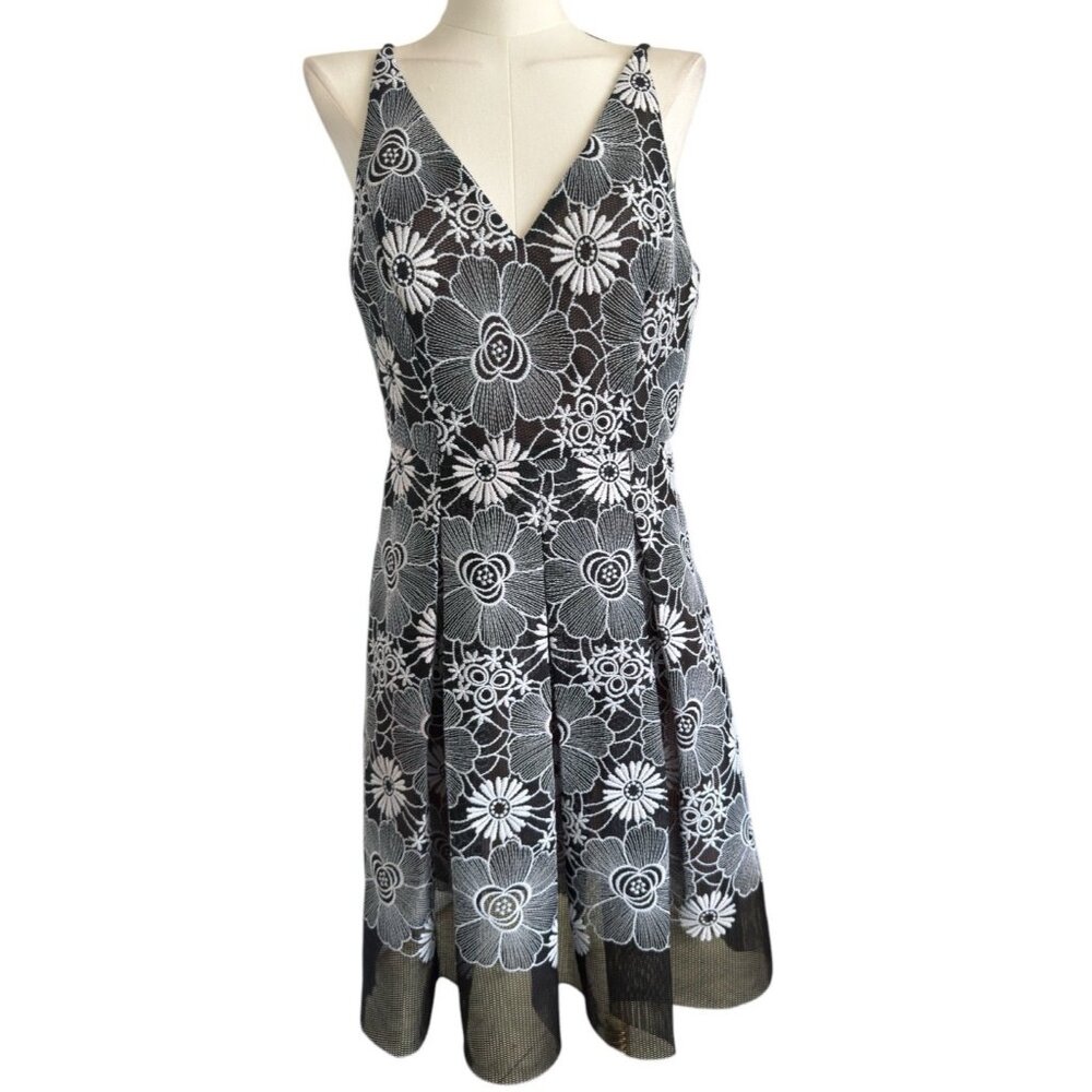 NWT Belle Badgley Mischka Embroidered Floral Sleeveless Shift Dress Women's Sz 6